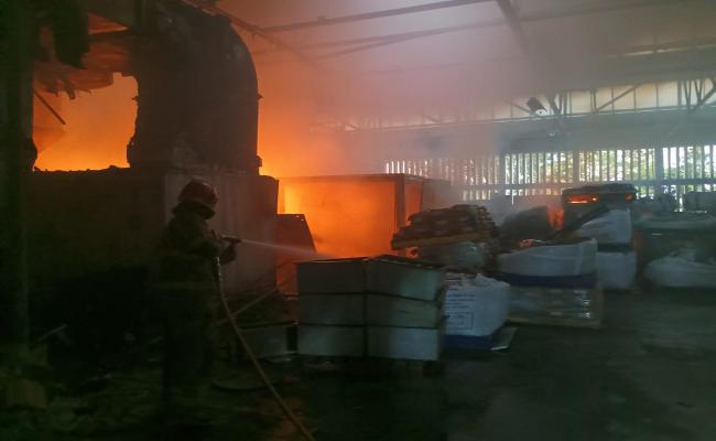 INDIANNAVY, WORKING IN COORDINATION WITH CIVILIAN AGENCIES, SUCCESSFULLY TACKLED A MAJOR FIRE AT A LARGE PRIVATE FACTORY IN URAN, MUMBAI.
