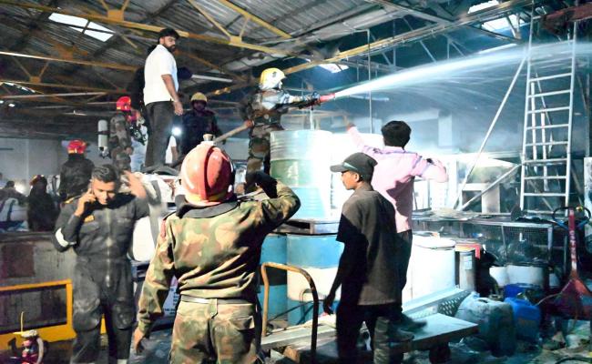 भारतीय नौसेना, नागरिक एजेंसियों के साथ समन्वय में कार्य करते हुए, मुंबई के उरण में एक बड़ी निजी फैक्ट्री में लगी भीषण आग को सफलतापूर्वक नियंत्रित किया।