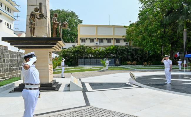 कमोडोर बेन एल्डस, कमांडर, यू.के. मैरीटाइम कंपोनेंट कमांड, और कर्नल साइमन वेस्टलेक, रेजिडेंट डी.ए. यू.के., ने रियर एडमिरल विद्याधर हरके, सी.एस.ओ. (ऑप्स) पश्चिमी नौसेना कमान से मुलाकात की।