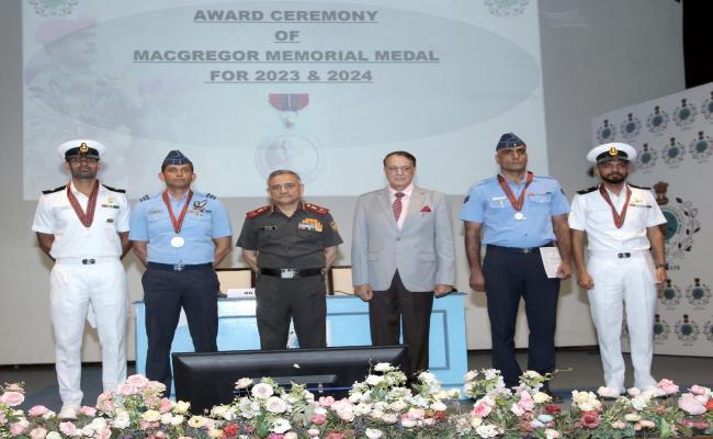  भारतीय नौसेना ने सिंगापुर के ध्वज वाले एमवी वान हाई 503 के 22 चालक दल के सदस्यों में से 18 को सुरक्षित बचा लिया है।