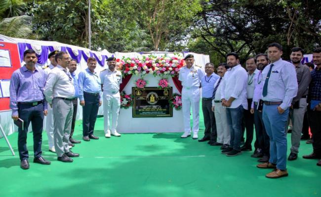 रियर एडमिरल शांतनु झा, चीफ ऑफ स्टाफ ऑफिसर (परिचालन), नौसेना मुख्यालय पूर्वी नौसेना कमान, ने विशाखापत्तनम में नौसेना आयुध डिपो में सतह और जलमग्न लक्ष्य (एस.यू.टी.) टॉरपीडो कार्यशाला की आधारशिला रखी