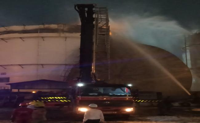 भारतीय नौसेना का सीकिंग हेलीकॉप्टर आग बुझाने के लिए फायर बकेट के साथ तैनात