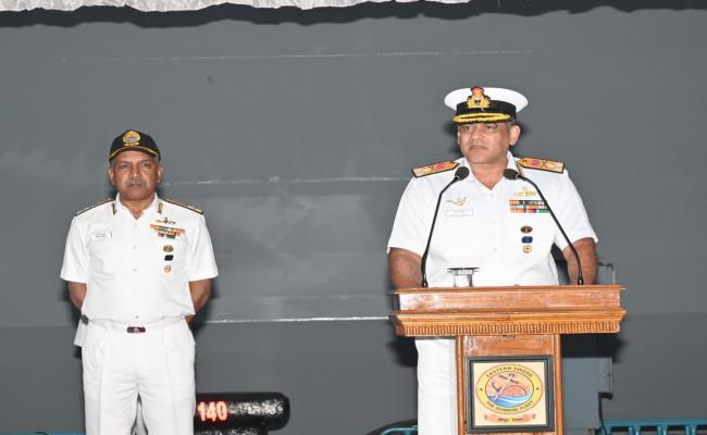 वाइस एडमिरल संजय भल्ला, फ्लैग ऑफिसर कमांडिंग इन चीफ, पूर्वी नौसेना कमान ने सनराइज फ्लीट ईस्टर्न स्वॉर्ड के कर्मियों से बातचीत की