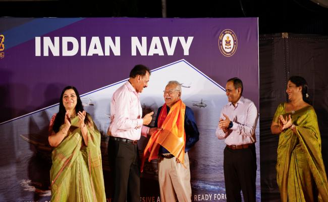 एडमिरल दिनेश के. त्रिपाठी, नौसेना स्टाफ के प्रमुख, ने 25 मार्च 2025 को दक्षिणी नौसेना कमान के दौरे के दौरान कोच्चि में नौसेना के दिग्गजों के साथ बातचीत की।